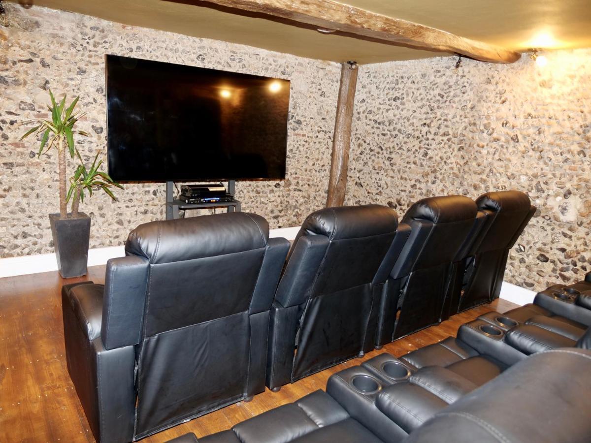 Luxury 9 Bed Manor House Hot Tub Cinema Room Skytv Saffron Walden Exterior foto